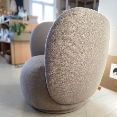 Rico lounge chair fra Ferm Living - Farge Sand