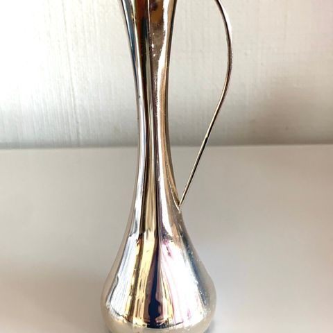 Sølvfarget vase / mugge