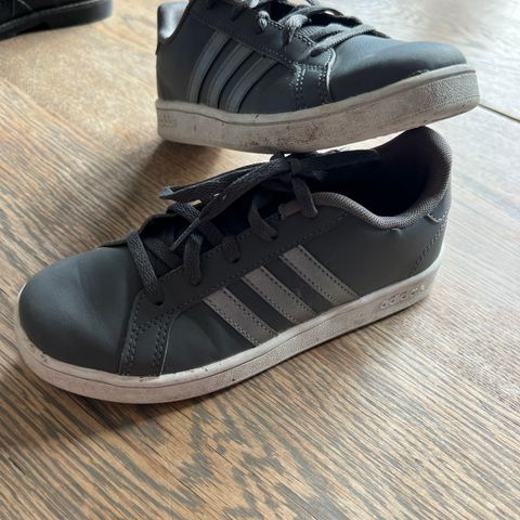 Grå Adidas joggesko str 31,5