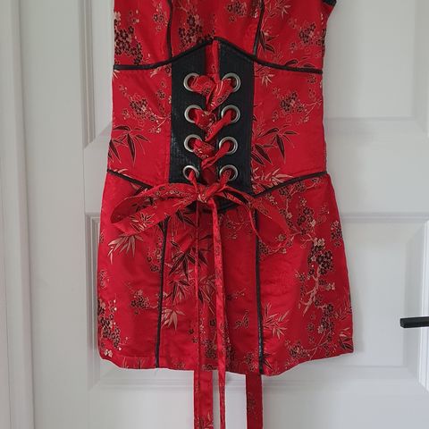 Lip Service gotisk kinesisk kjole