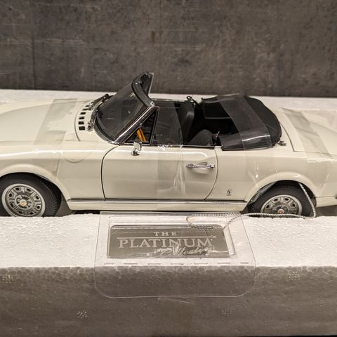 1967 modell - Fiat 124 Spider BS Cabriolet - Sun Star Platinum - 1:18