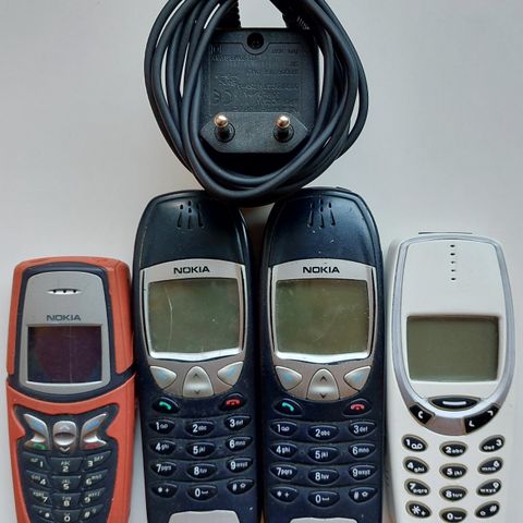 4 gamle NOKIA selges samlet m/lader