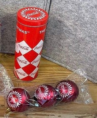 Coca-Cola julekuler i metallboks  (Nye i plast)