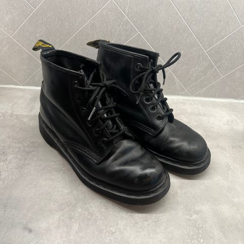 Dr Martens skinnsko