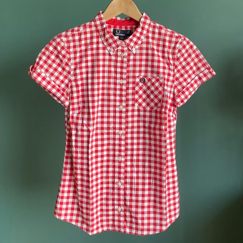 Fred Perry skjorte med korte ermer S i klassisk rød og hvit gingham