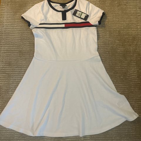 Ubrukt/ny! Superfin hvit sommerkjole fra Tommy Hilfiger str 12-14 år