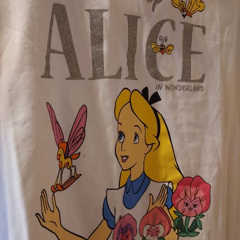 Ny T-skjorte Alice in Wonderland