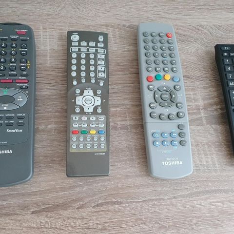 Toshiba fjernkontrollere til TV og VHS spillere.