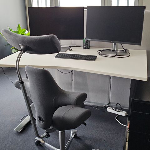 Kontorinventar skrivebord med hev og senk, hvit - 12 stk 27" HP skjermer