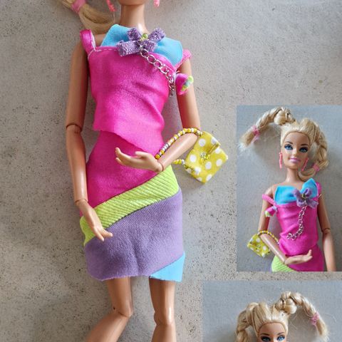 Strikk og hjemmesydde klær som passer til Barbie og lignende dukkrr.