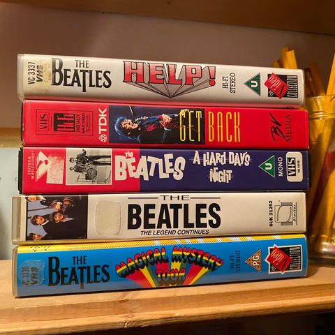 5 stk VHS med The Beatles selges 200,-