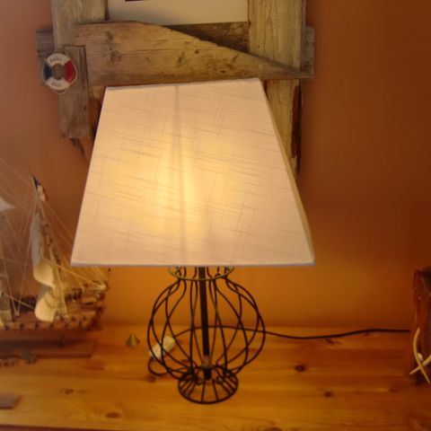 Lampe med skjerm