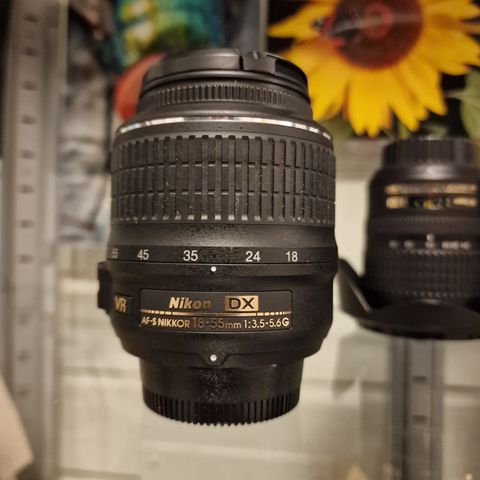 Nikon DX AF-S NIKKOR 18-55mm f/ 3.5-5.6 VR