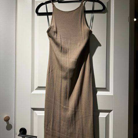 Beige sommerkjole fra H&M str L