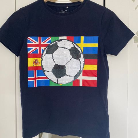 T-skjorte med fotball fra Name.it i str.146/152