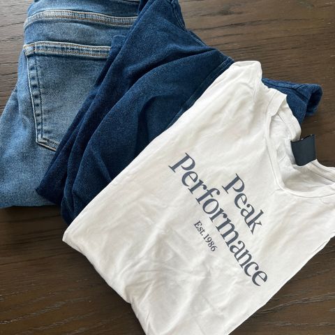 Peak Performance t-skjorte + Scotch Shrunk hettegenser + Karve jeans