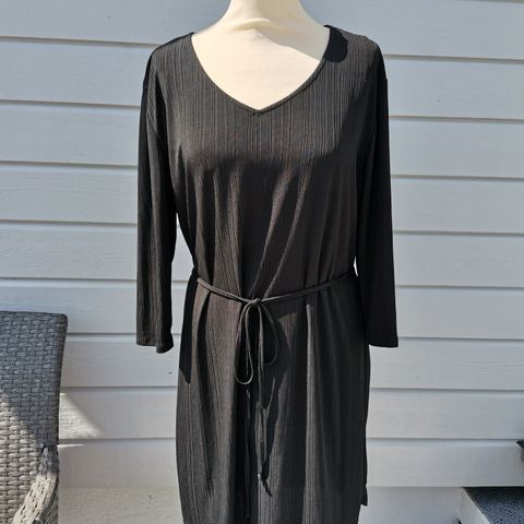 Lett svart kjole med knyting i str S / M, ikke brukt
