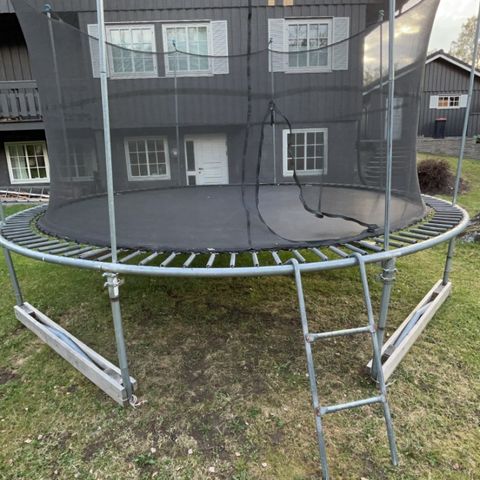 Stor trampoline