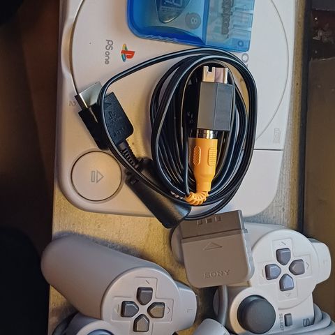 playstation one (chippet) med 14 spill 1 kontroller og minnekort