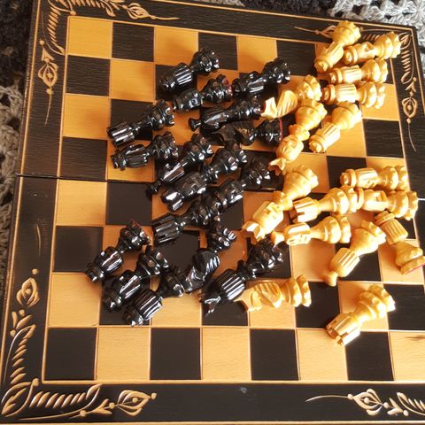 Sammenleggbart sjakkbrett (Med backgammon på innsiden) . trnd 400