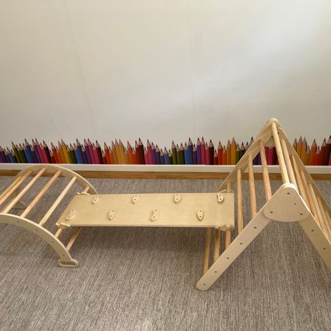 Montessori klatrestativ, sett med triangel, bue og rampe.