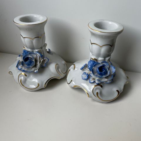 Tyske porselens lysestaker med blå rose