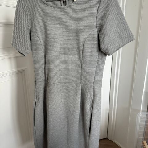 Mads Nørgaard kjole grå