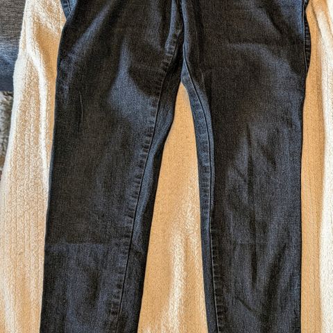 Sort jeans str 40