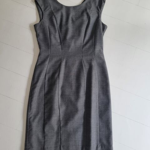 Klassisk grå kjole
