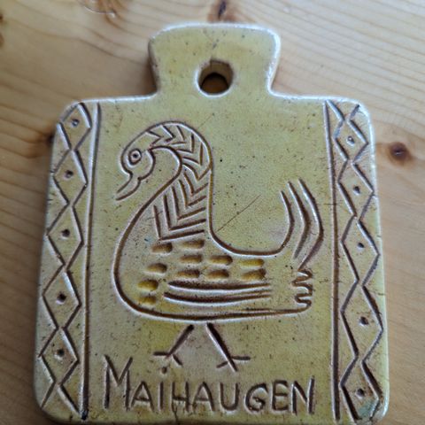 Veggplate/veggflis "Maihaugen" (11,7*13,7 cm) av Aina Thiis Leirdal