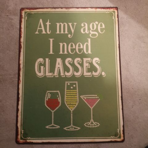 Skilt At my age I need glasses