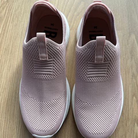 Black sneaker svarte og rosa i str. 34