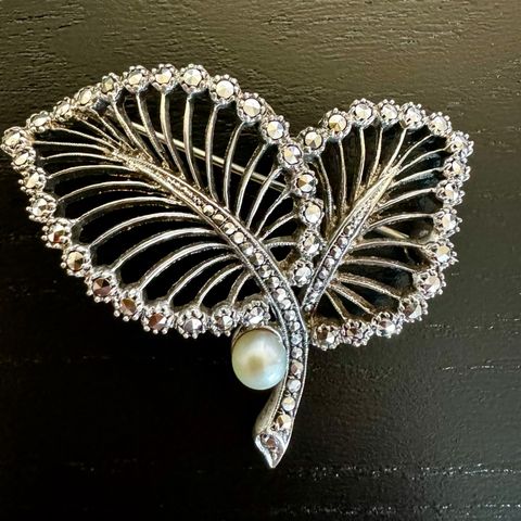 Vintage sølv brosje med ekte perle og markasitt stener