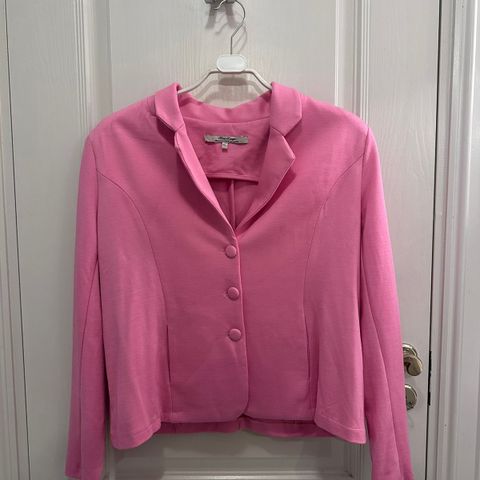 Fin, rosa blazer eller jakke fra Marc Lauge, med søte detaljer