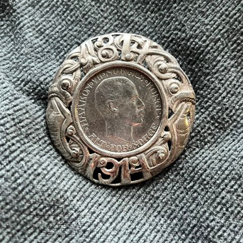 2 krone fra 1917 i sølvbrosje minnes 100 årsjubileet for den Norske Grunnlov