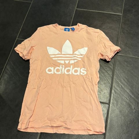 Ubrukt Adidas t-skjorte for jente str XS-S