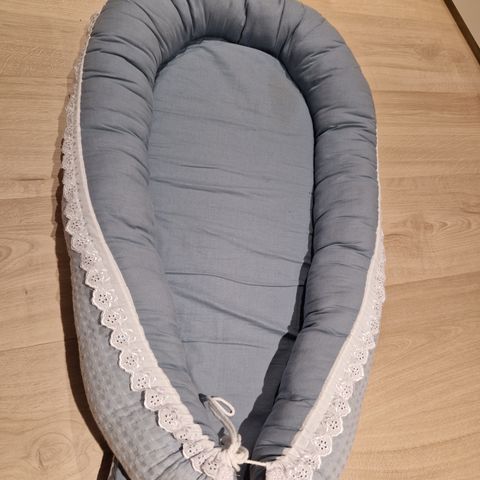 Håndlaget babynest med blondekant (kan vaskes)