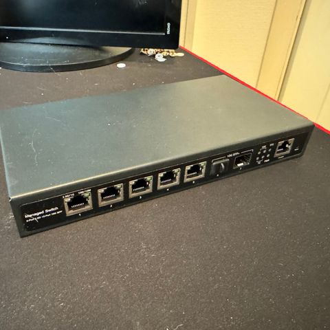 Kraftig Managed switch m 2x 10G uplink, og 5x 2.5G POE porter (L3)