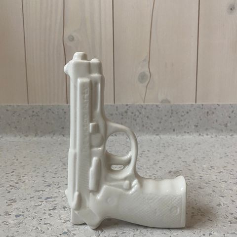 Pistol vase i keramikk