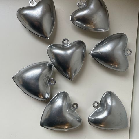 Hjerteformede bjeller i sølvfarge, har 8stk