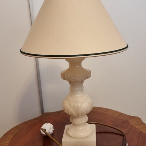 Selger veldig pen albaster vintage  bord lampe