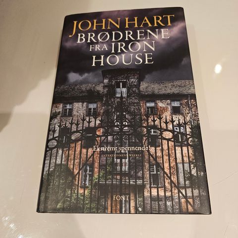 Brødrene fra Iron House. John Hart