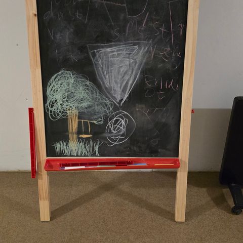 Kritt- og whiteboard-tavle med papirrull