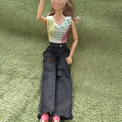 Anlily dukke (ligner standard Barbie, kan bruke samme klær og sko)