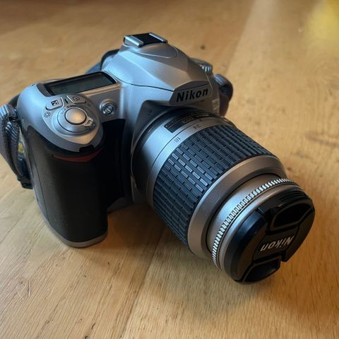 Nikon D50 med 18 - 55 mm objektiv, lader, ekstra batteri, minnekort og veske