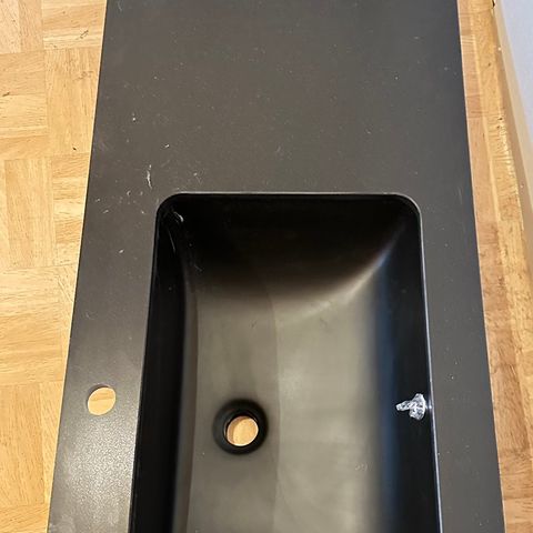 Underlimt baderomsvask og Silestone benk