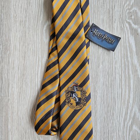 Ny med lapp. Hufflepuff- slips fra Harry Potter