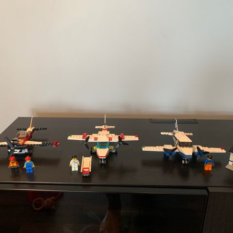 3 stk utgått Lego fly sett, ambulanse, stunt, airline promotion