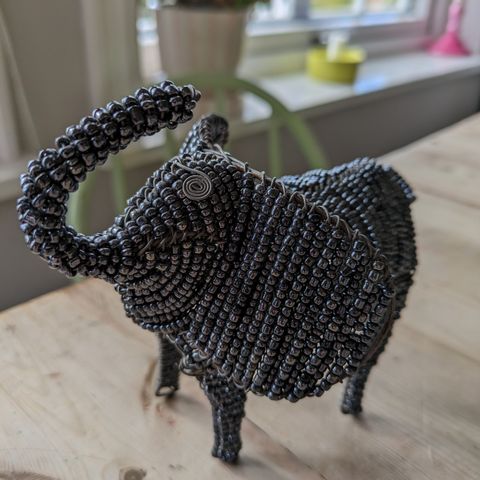 Håndlaget elefant laget med ståltråd og perler, selges