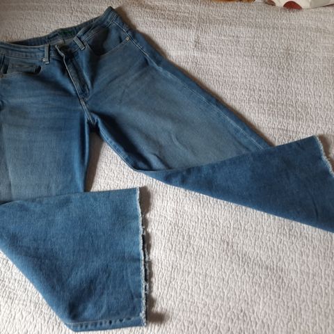 NY LAVERE PRIS 😊 Tøff jeans med vide bein fra Denim studio!